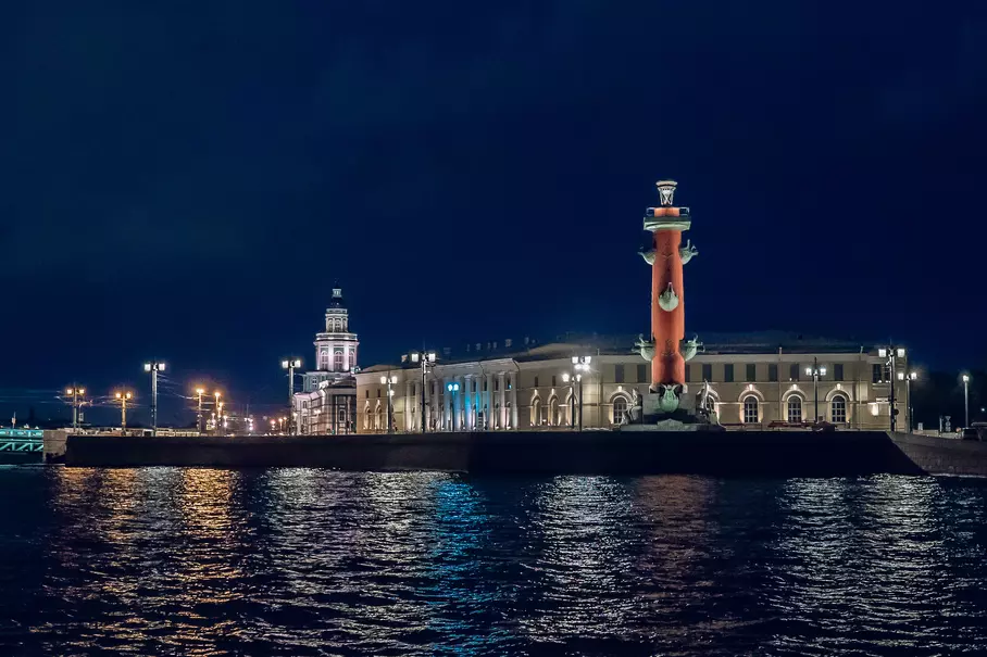 Стрелка Васильевского острова ночью с воды