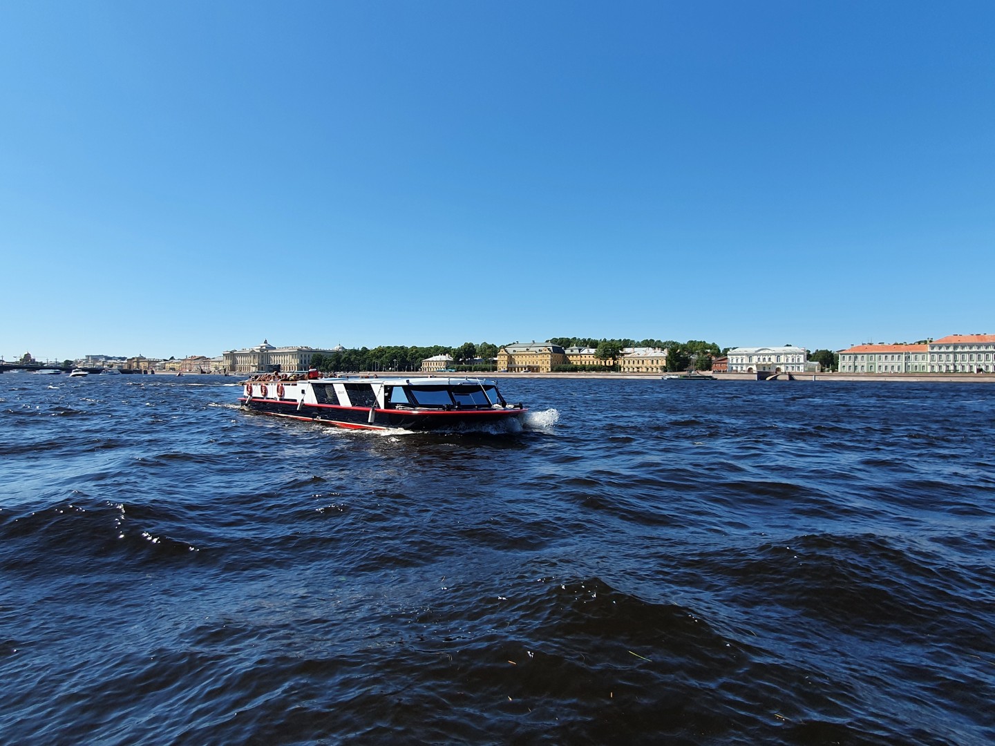 Теплоход Монарх